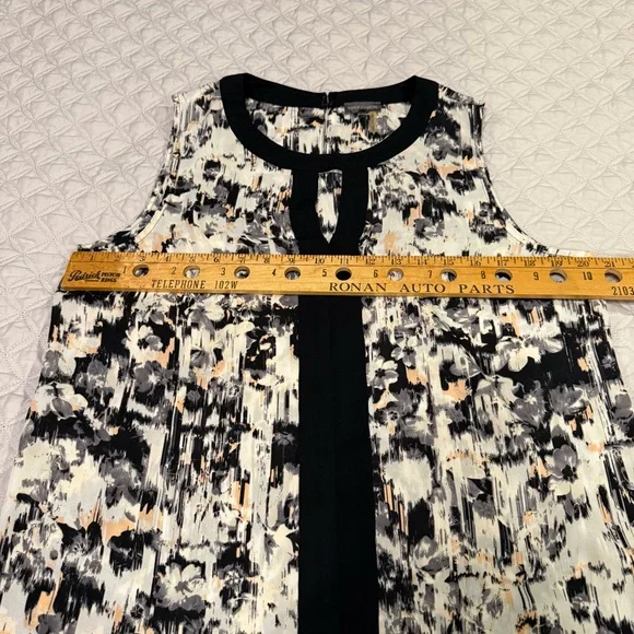 Vince Camuto Black & White Abstract Sleeveless Blouse - Size L - Picture 5 of 10